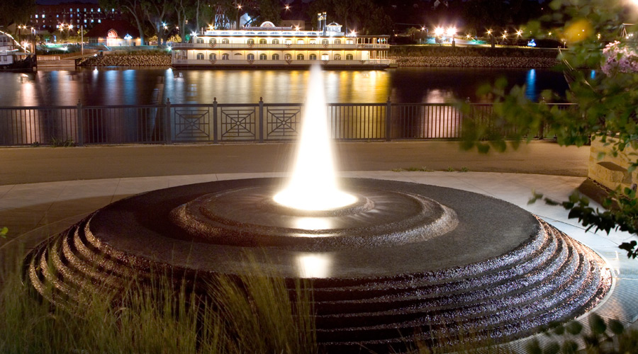 003-fountain-and-riverboat.jpg